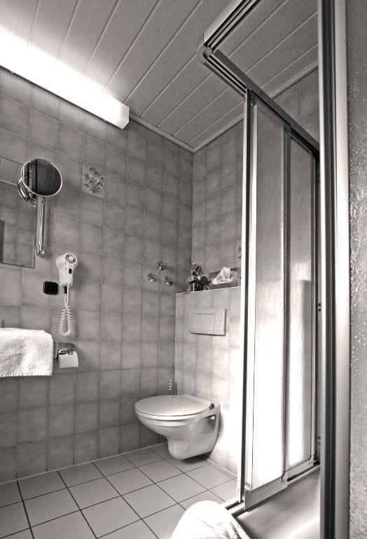 Hotel Zur Krone Ronneburg  Стая снимка